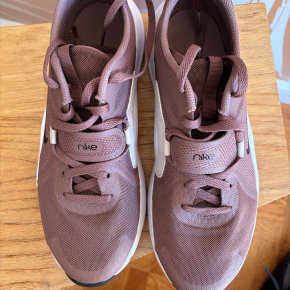Nike Women’s cross-train sneakers – Mauve & White | Size 9 - Picture 1 of 5
